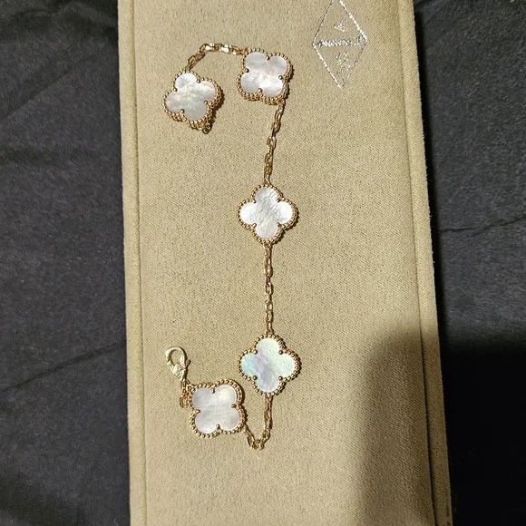 100% authentic Van Cleef & Arpels Bracelet