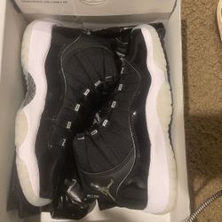 Air Jordan 11  Gs Jubilee Size 4 