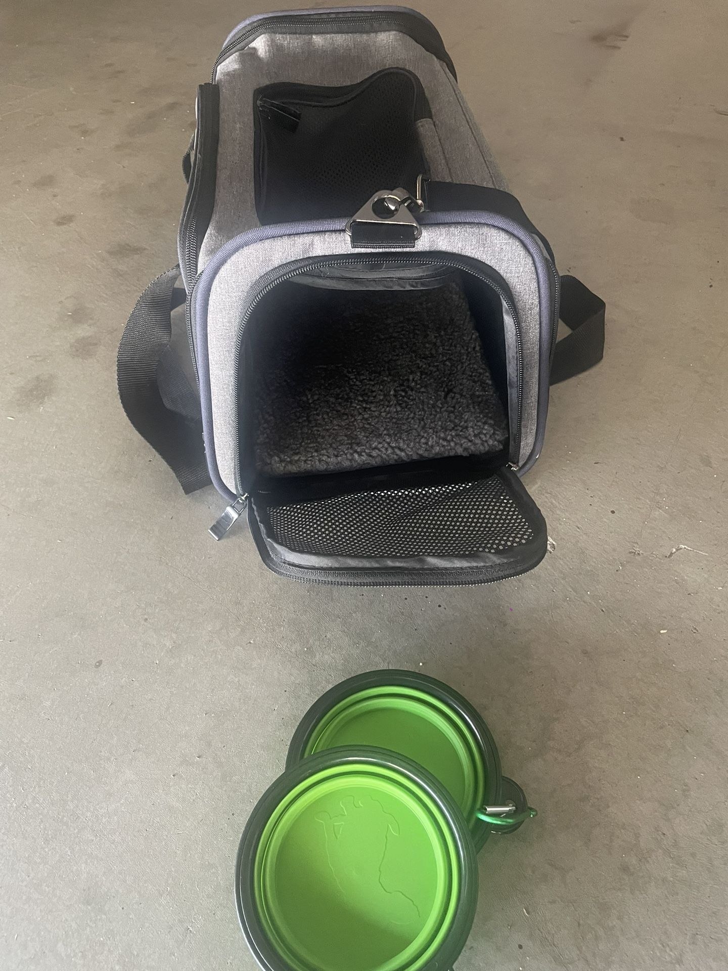 Like New Cat Carrier With Collapsible Bowl