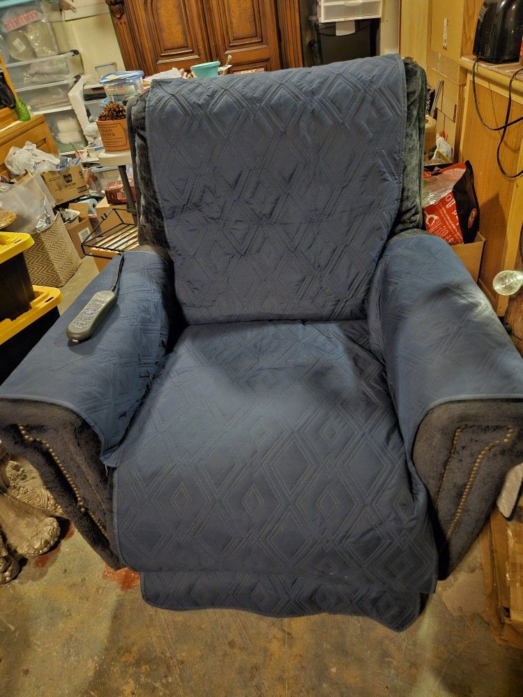2 Matching Catnapper Lift Chairs