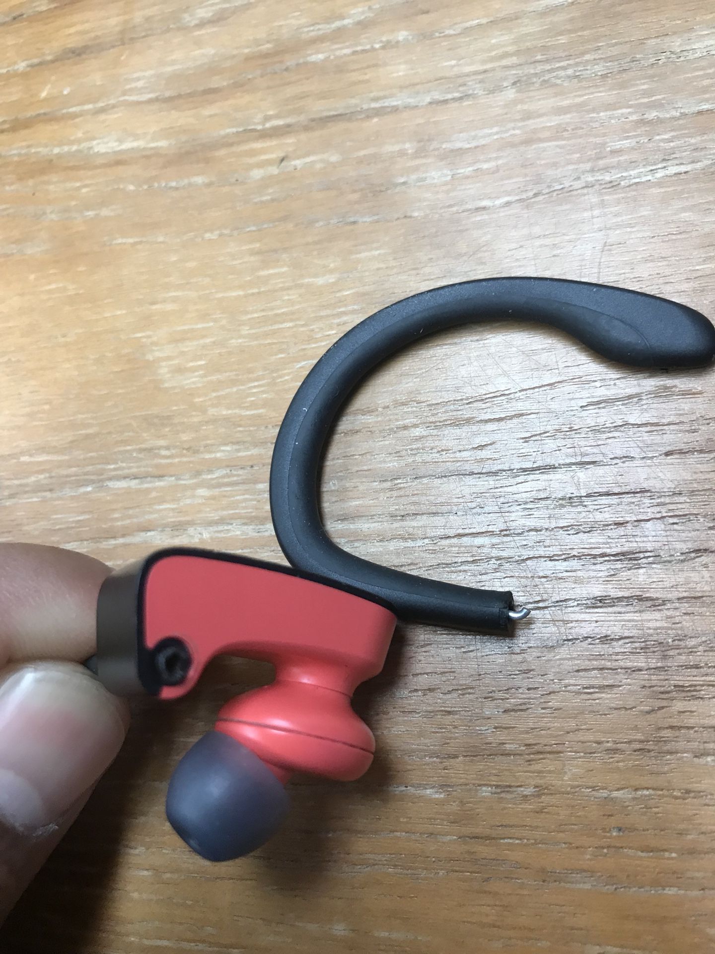 Wireless Power Beats 3 work perfect, left ear clip broken