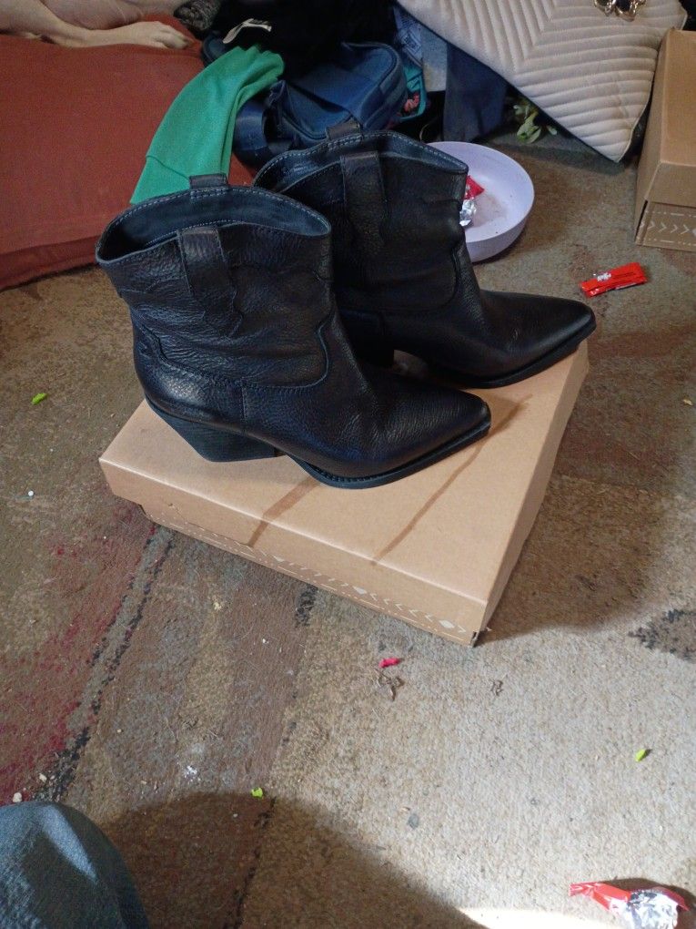 Size 10 Roslyn Women's Boots Worn Twice $30 Paid $120