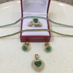 Set In Emerald’s And White Gold And Yellow Gold real 18k.  