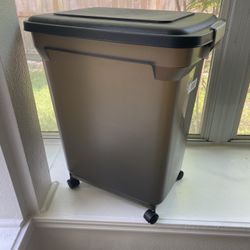 Large Pet Food Container [holds up to 40lbs] (comes with Hills Brand Measuring Pet Food Scooper)