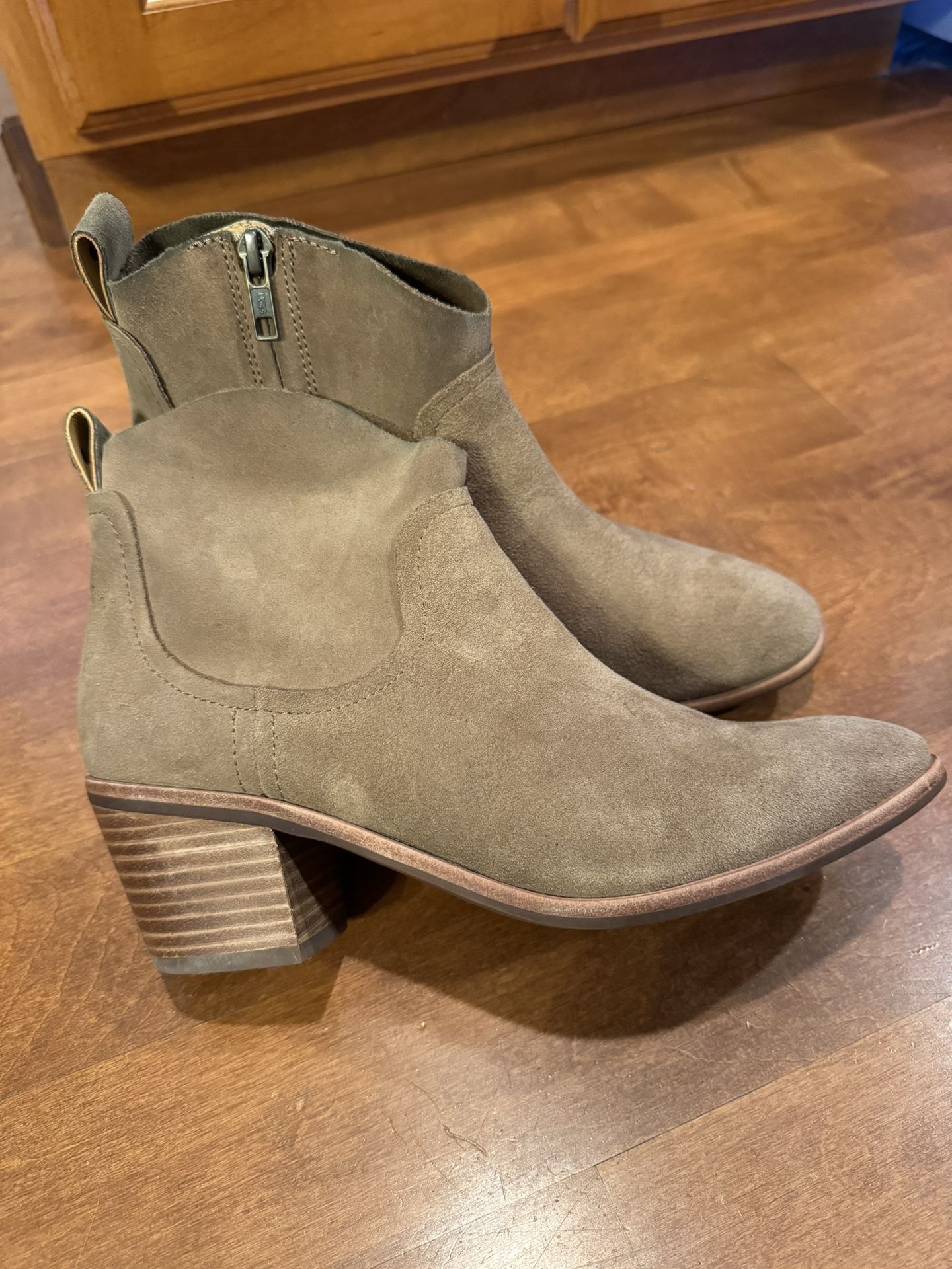 Woman’s UGG Leather Ankle Boots Shipping Available