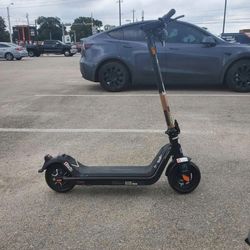 NIU - KQi3 Pro Foldable Electric Kick Scooter w/ 31 mi Max Operating Range & 20 mph Max Speed
