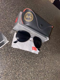 Ray-Ban Aviator Classic sunglasses – silver metal frame /dark gray lenses.