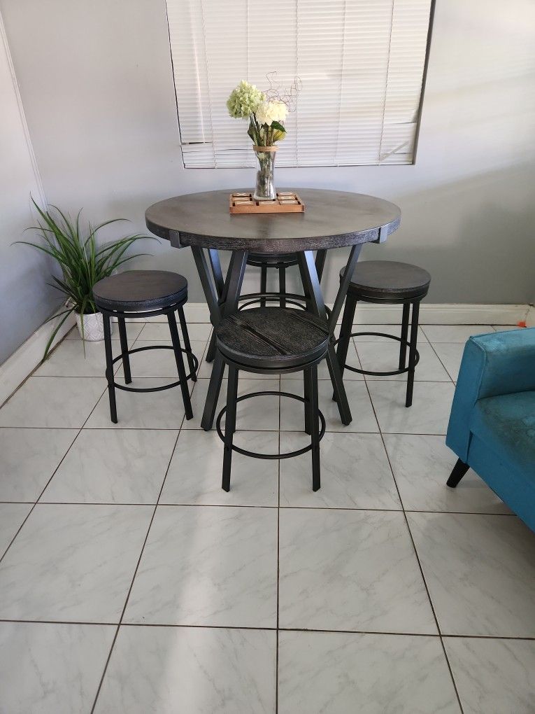 Bar Top Table With 4 Bar Stools