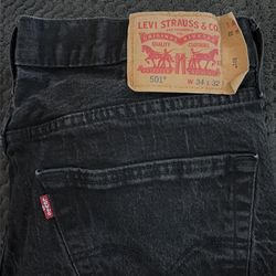 Man black Levi 34 w 32 L