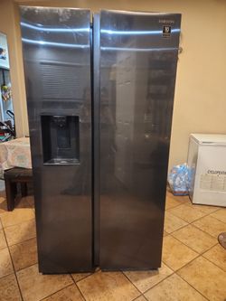 Samsung Side by Side Refrigerator / Freezer / Ice Maker