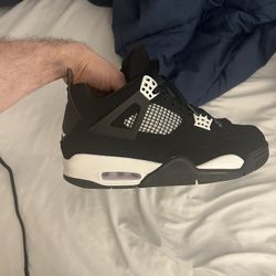 Jordan 4 White Thunders Size 9