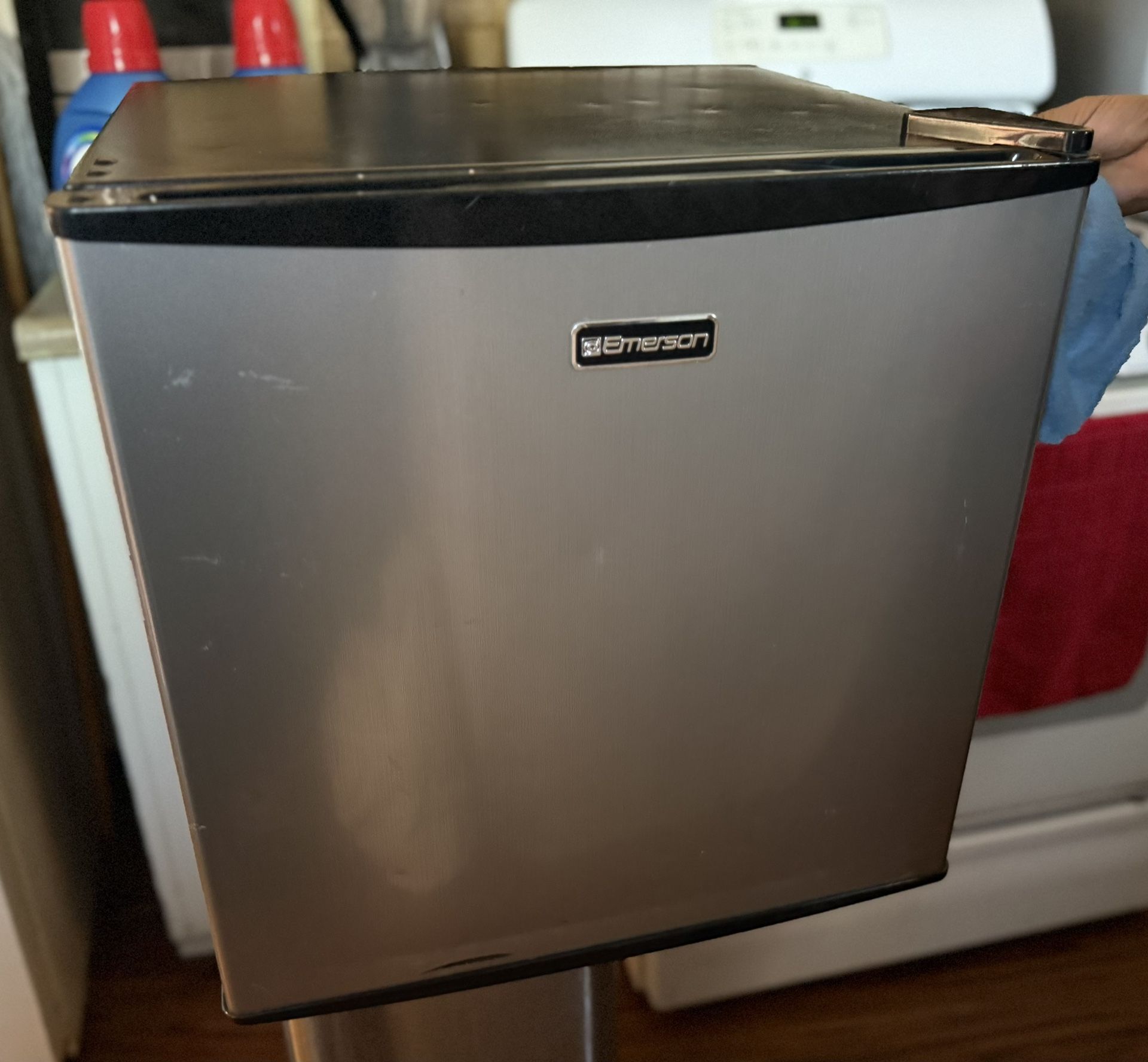 Mini Fridge $40 OBO NEED GONE