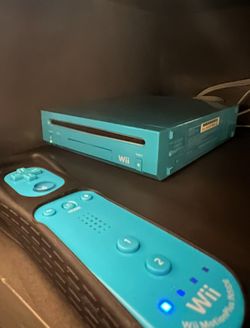 Moded Nintendo Wii with over 5000 Games + 5 Remotes + Wii Balance 