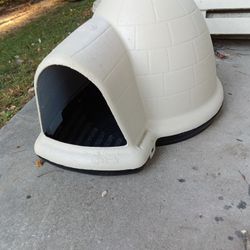 XL Petmate Igloo Insulated Doghouse