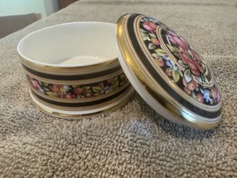 vintage Wedgwood Clio round lidded trinket box