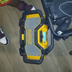 DEWALT 20V MAX Bluetooth  Speaker / Radio with built-in Charger