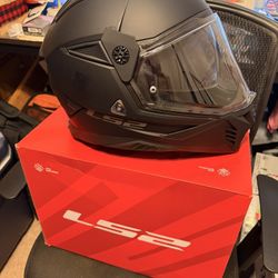 LS2 Full-Face Motorcycle Helmet – Matte Black 