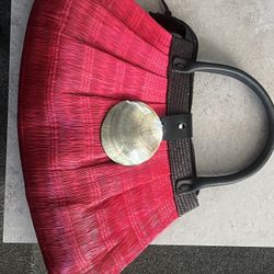 Elegant Handbag With Shell Closure