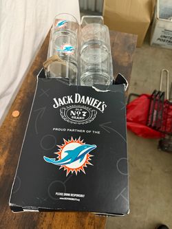 Miami Dolphins & Jack Daniel’s Whiskey Glasses – Set of 4