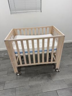 Mini Crib + Mattress + 3 Bed Sheets