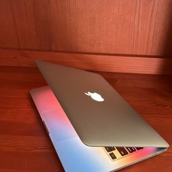 Apple MacBook Pro 13” Retina I5/8GB/256GB SSD $220