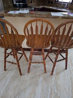 Set a four wooden barstoles