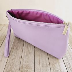 Purple Lilac Cosmetics Makeup Zippered Pouch Case Bag with Detachable Wristlet Hand Strap and Bright Pink Lining. Measures 5"H x 10"L X 2"W.

Vinyl Po
