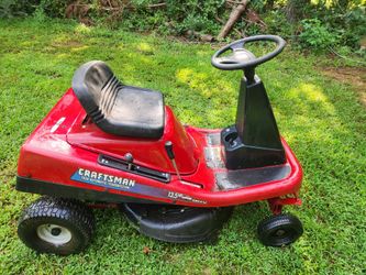 Craftsman 30 Inch Cut 13.5 Hp Briggs and Stratton engine riding lawn mower