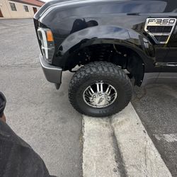 Moto Metal Dually Wheels + 35” Tires – COMPLETE SET