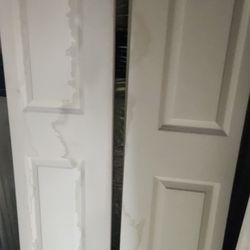 Closed Bifold Door 30"x 80,1/2" (Water Damaged)