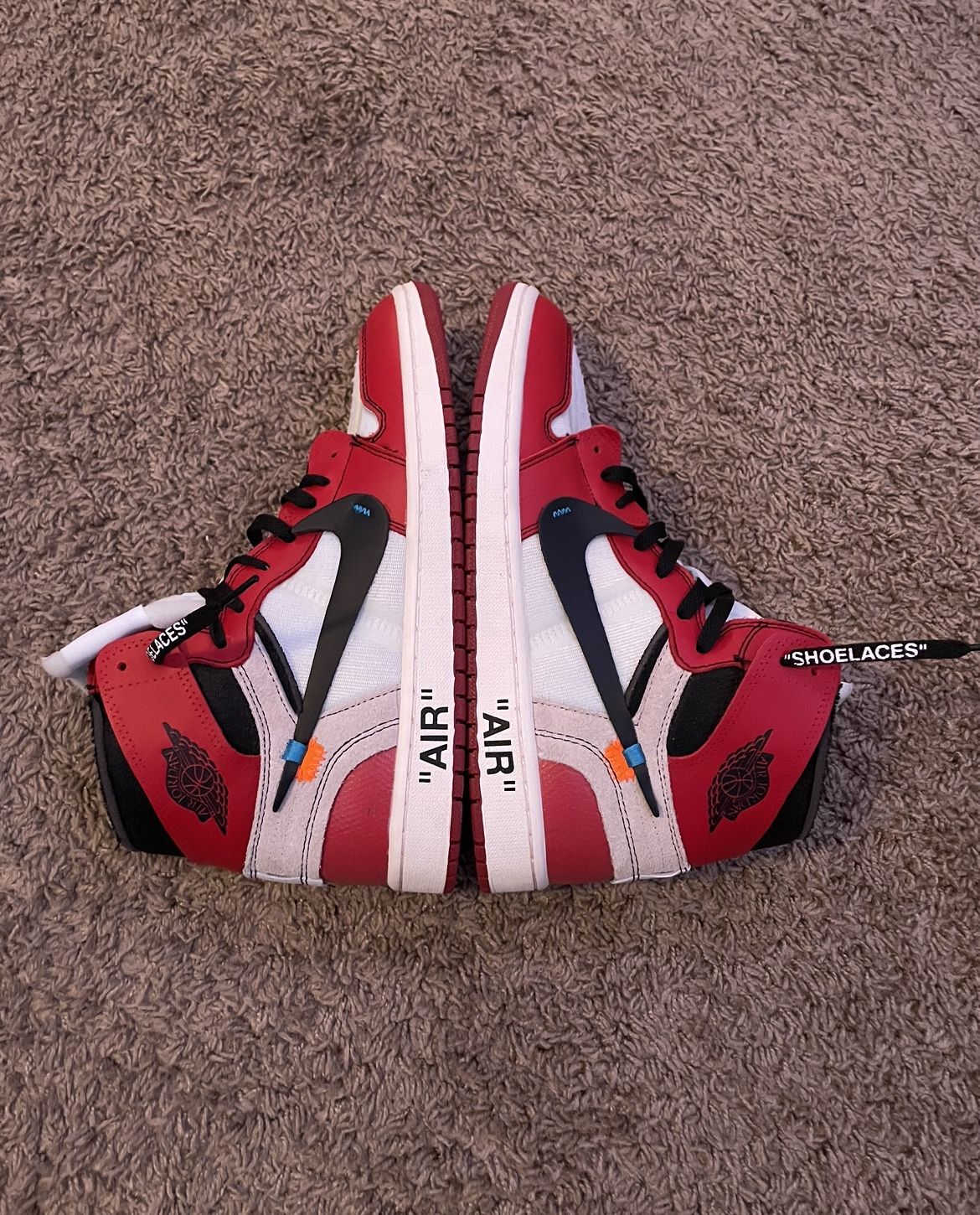 OFF WHITE JORDAN 1S