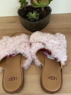 UGG Pink Fluffy Slide Sandals Size 5.5 Súper beautiful $25