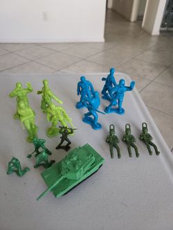 Vintage Plastic Green Blue Big Small Army Men Toy Soldiers Lot x16