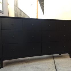  Black Dresser  . Great  Condition 👍 8 Perfectly  Working    Drawers . SOLID  WOOD!!( Tall 34" Long 64" Deep 18")