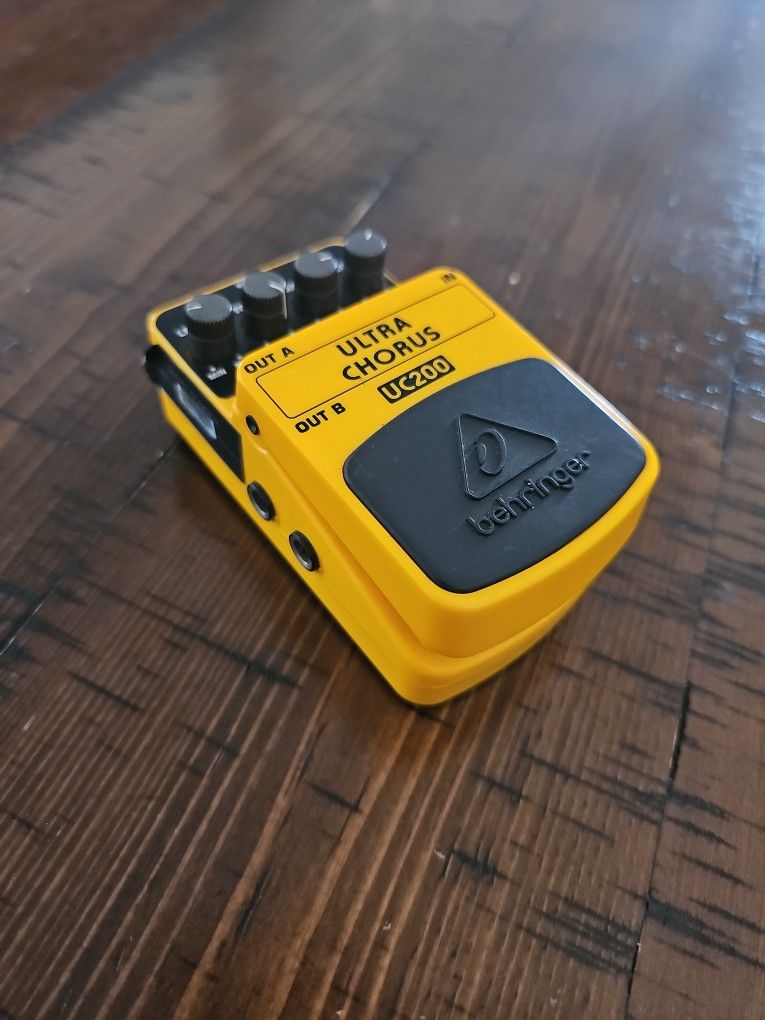 Behringer UC200 Stereo Chorus Effect Pedal... Work Really Good...