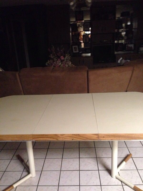 Cream table and 6 rolling chairs $40.00