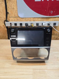 Subaru OEM Touchscreen Radio 86271FJ650 w/ Dash Bezel