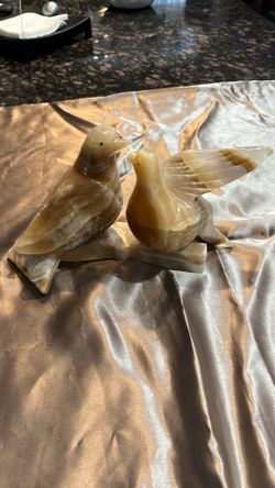 Onyx stone carved two love doves