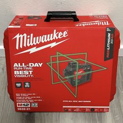 Milwaukee M12 12-Volt Lithium-Ion Cordless Green 250 ft. 3-Plane Laser Level Kit with 4.0A Baterry
