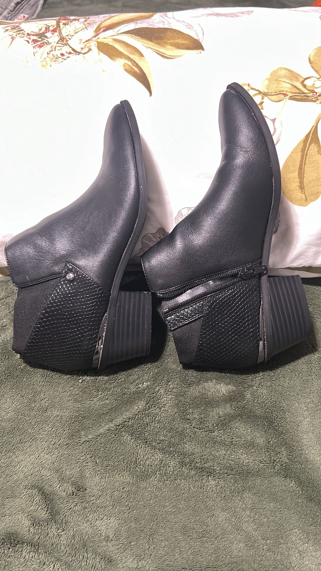 Women’s shoes size 8.5