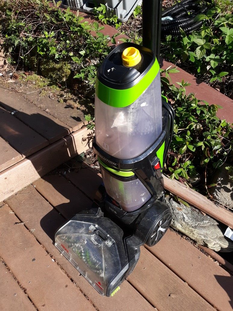 Bissel Pet Carpet Rug Shampooer In Nice Working Condition Vacuum Cleaner Works Well High Suction. No Upholstery Attachments With This One. Err