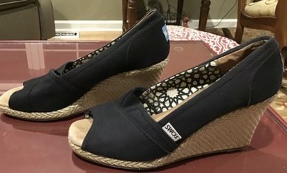 Women’s Toms Espradrille Black Wedge Peep Toe Size 7.5 W Shoes