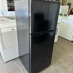 GE refrigerator 11.6 cu ft (1 Month Warranty )