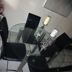 Dining Table With 4 Chairs/Comedor