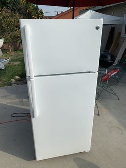 2019 GE Refrigerator. Like New,  No Kids In Home Owned By Bachelor . 