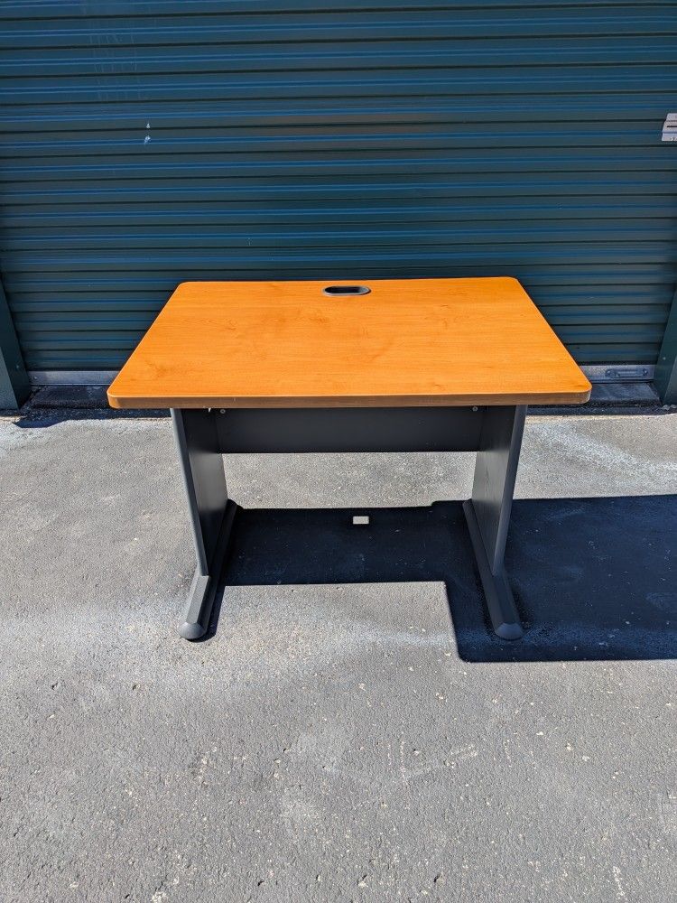 Office Desk – Excellent Condition