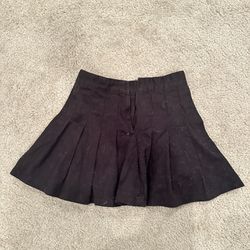 black pleated skirt 