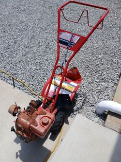 Self propelled tiller