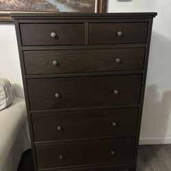 Brown dresser with 6 drawers 