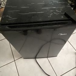 Midea Mini Refrigerator 